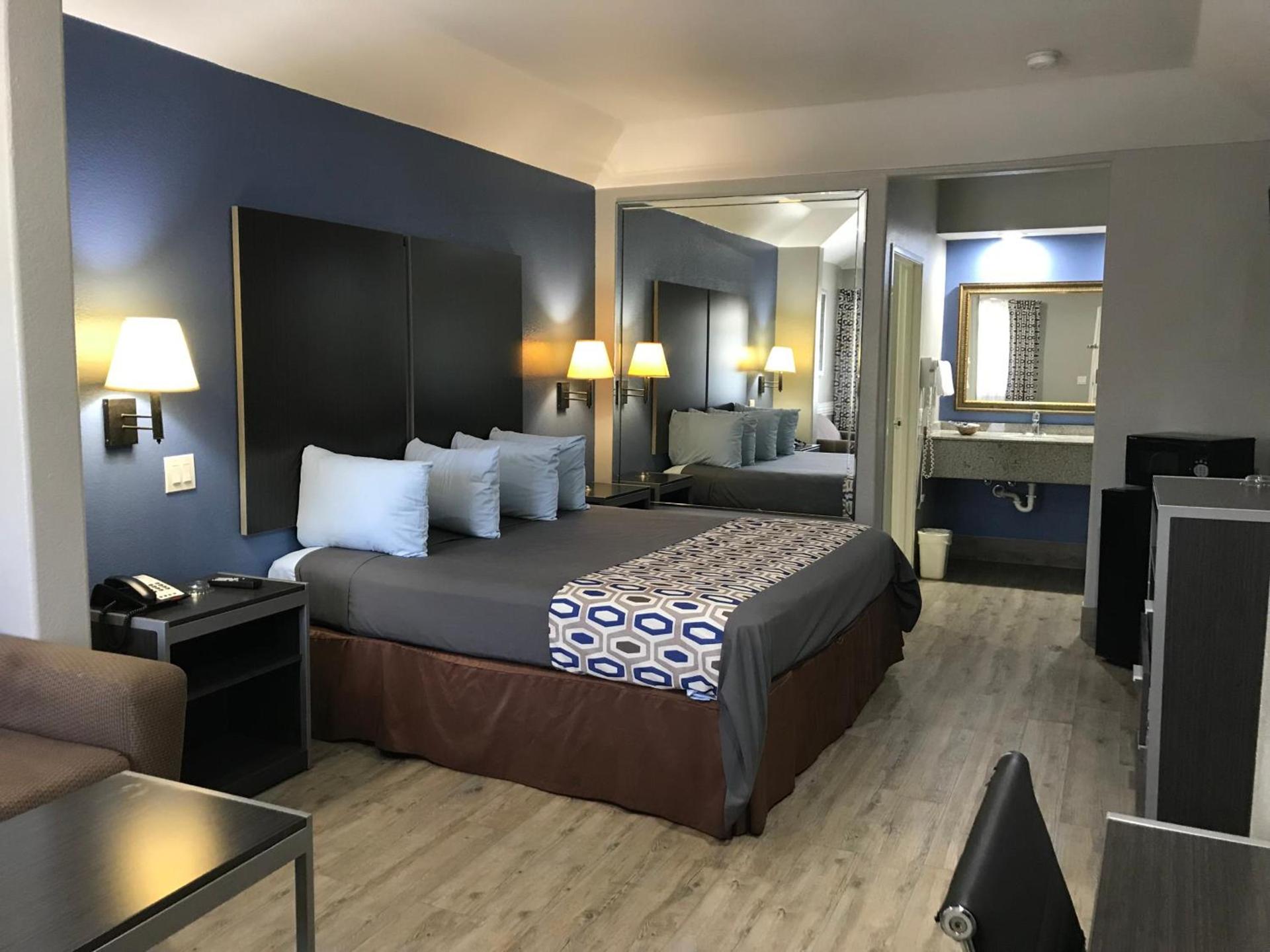 Camelot Inn and Suites photo 7