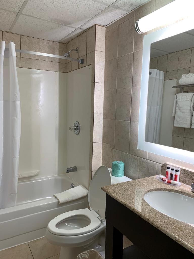 Howard Johnson by Wyndham North Bergen photo 25