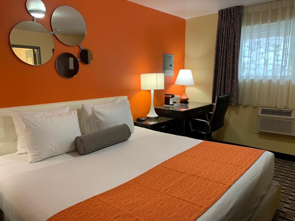 Howard Johnson by Wyndham North Bergen photo 28