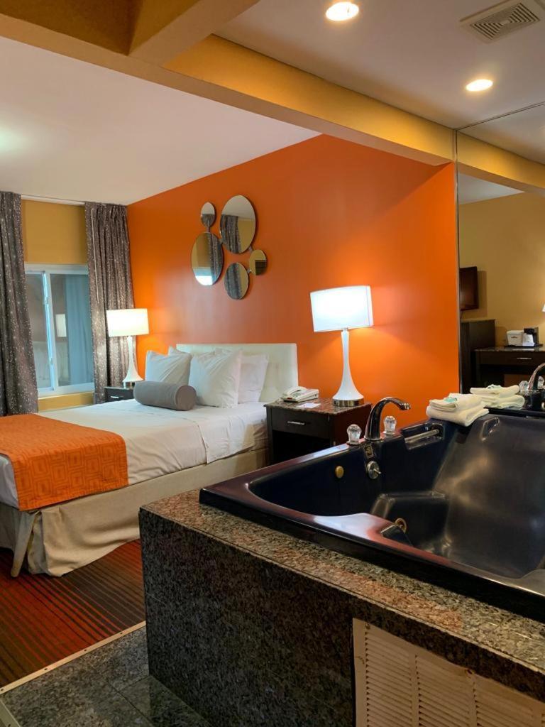 Howard Johnson by Wyndham North Bergen photo 30