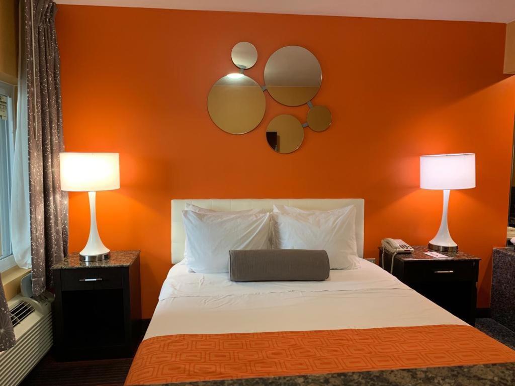 Howard Johnson by Wyndham North Bergen photo 17