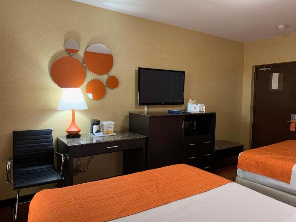 Howard Johnson by Wyndham North Bergen photo 32