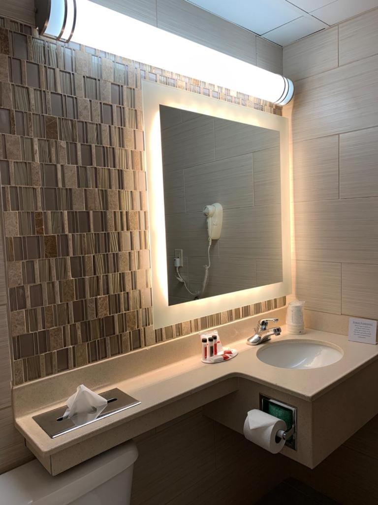 Howard Johnson by Wyndham North Bergen photo 34