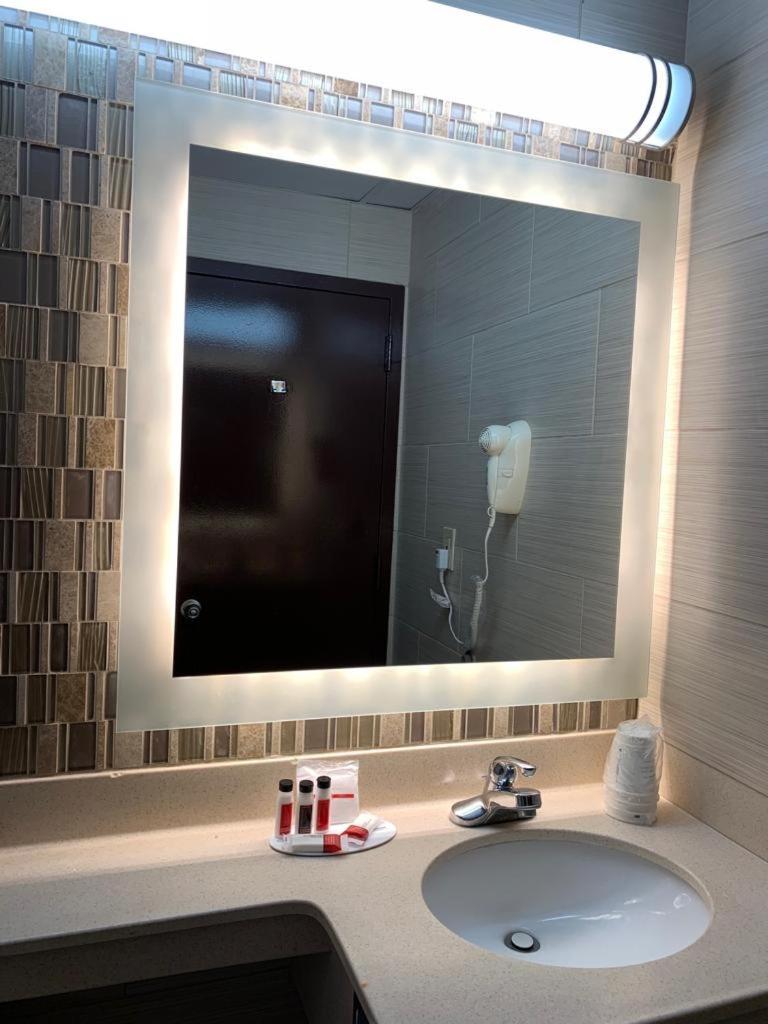 Howard Johnson by Wyndham North Bergen photo 36