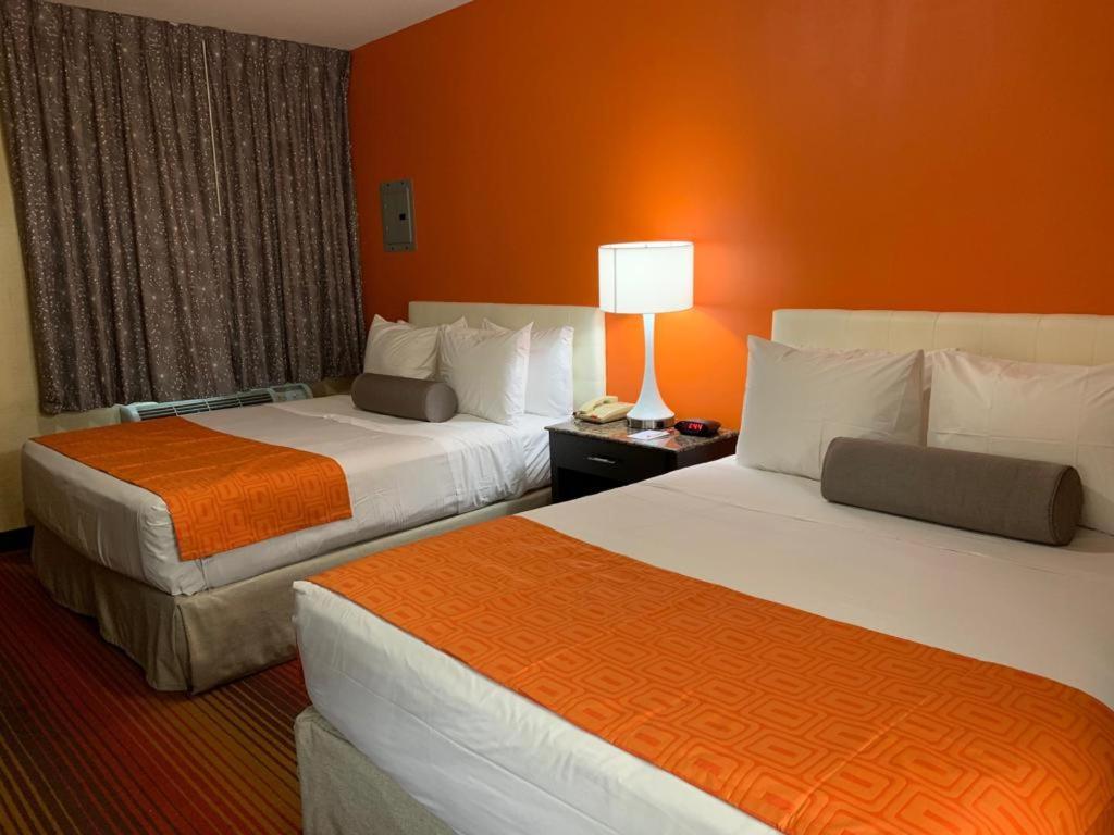 Howard Johnson by Wyndham North Bergen photo 37