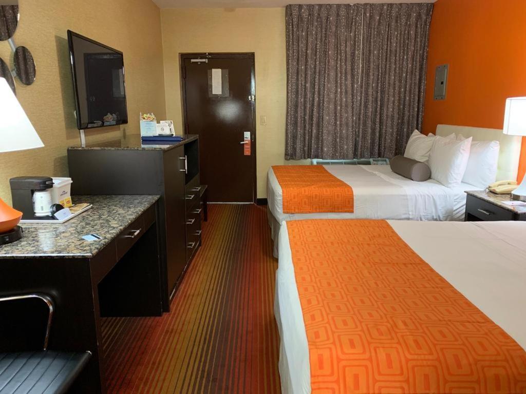 Howard Johnson by Wyndham North Bergen photo 38