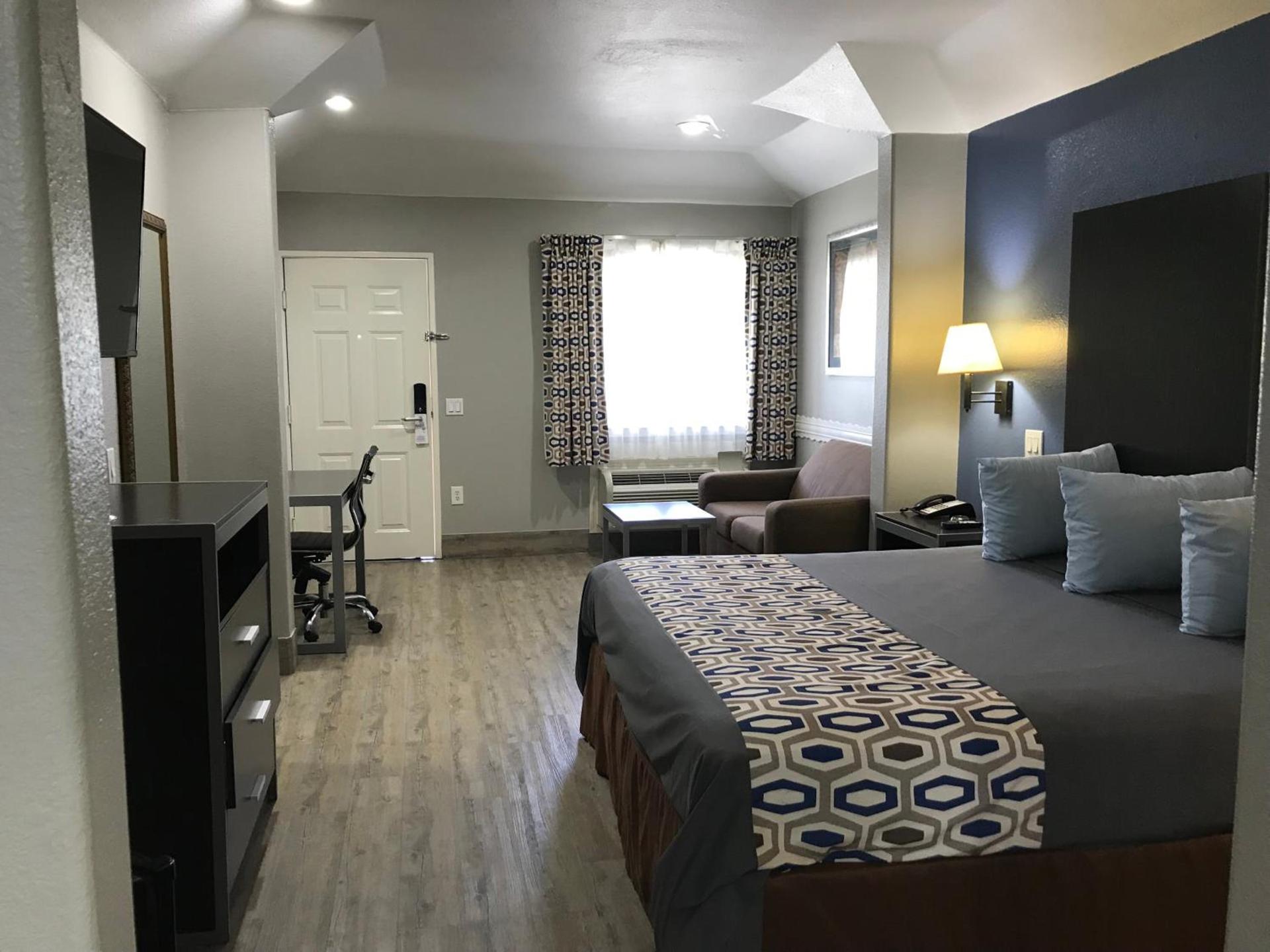 Camelot Inn and Suites photo 2