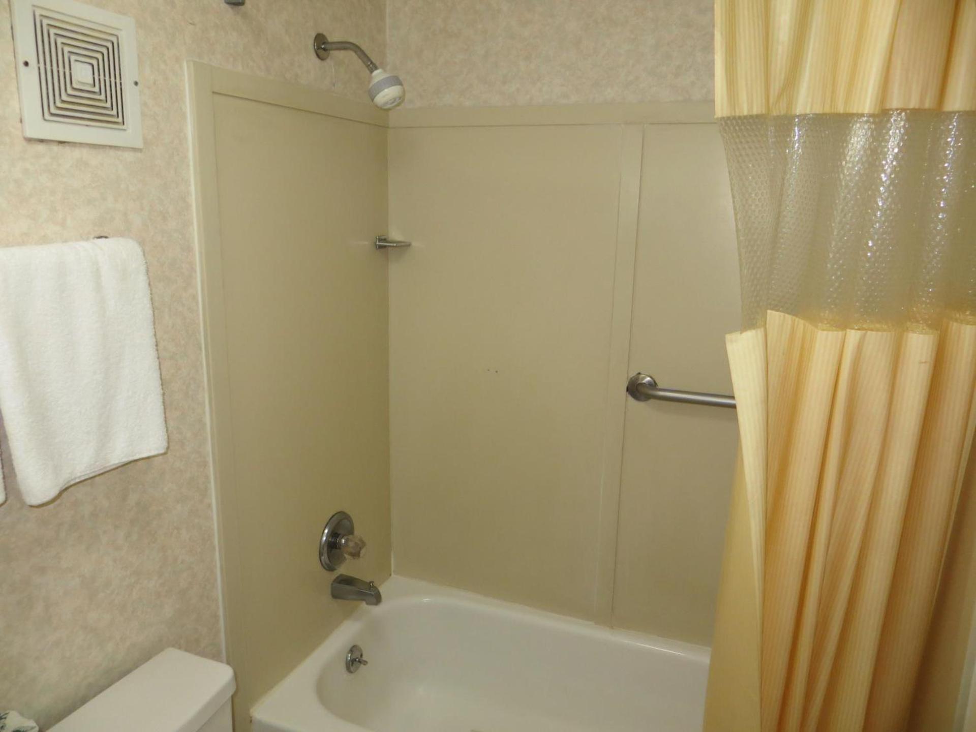 Howard Johnson by Wyndham Commerce GA photo 15