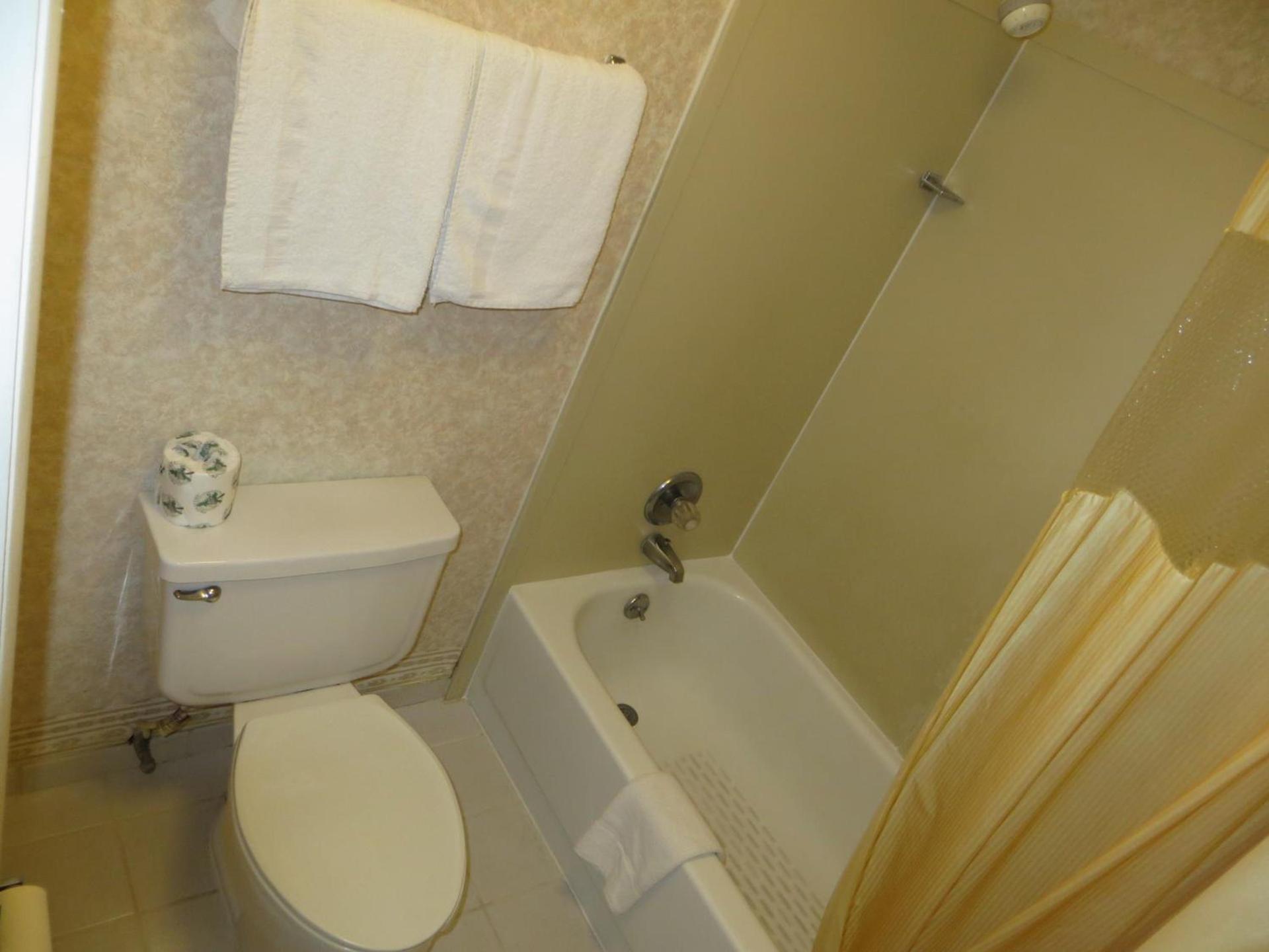 Howard Johnson by Wyndham Commerce GA photo 14