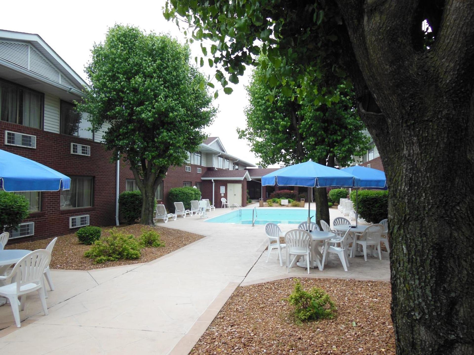 Super 8 by Wyndham O'Fallon photo 36