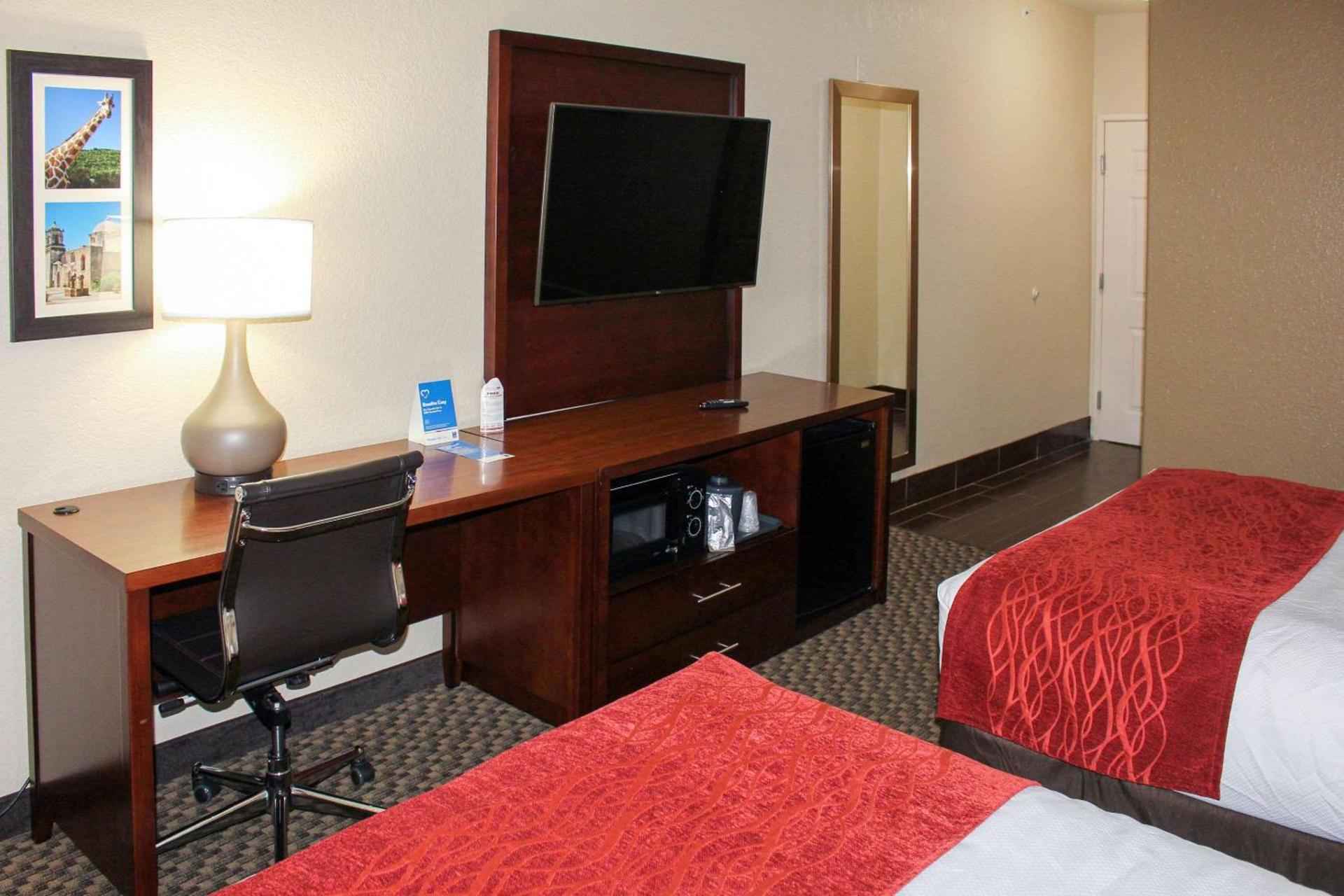 Comfort Inn & Suites Near Six Flags & Medical Center photo 49