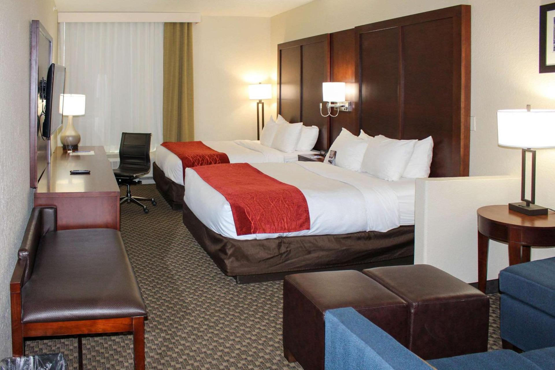 Comfort Inn & Suites Near Six Flags & Medical Center photo 48