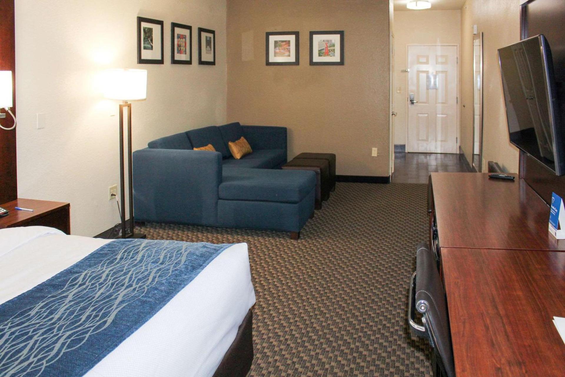 Comfort Inn & Suites Near Six Flags & Medical Center photo 44
