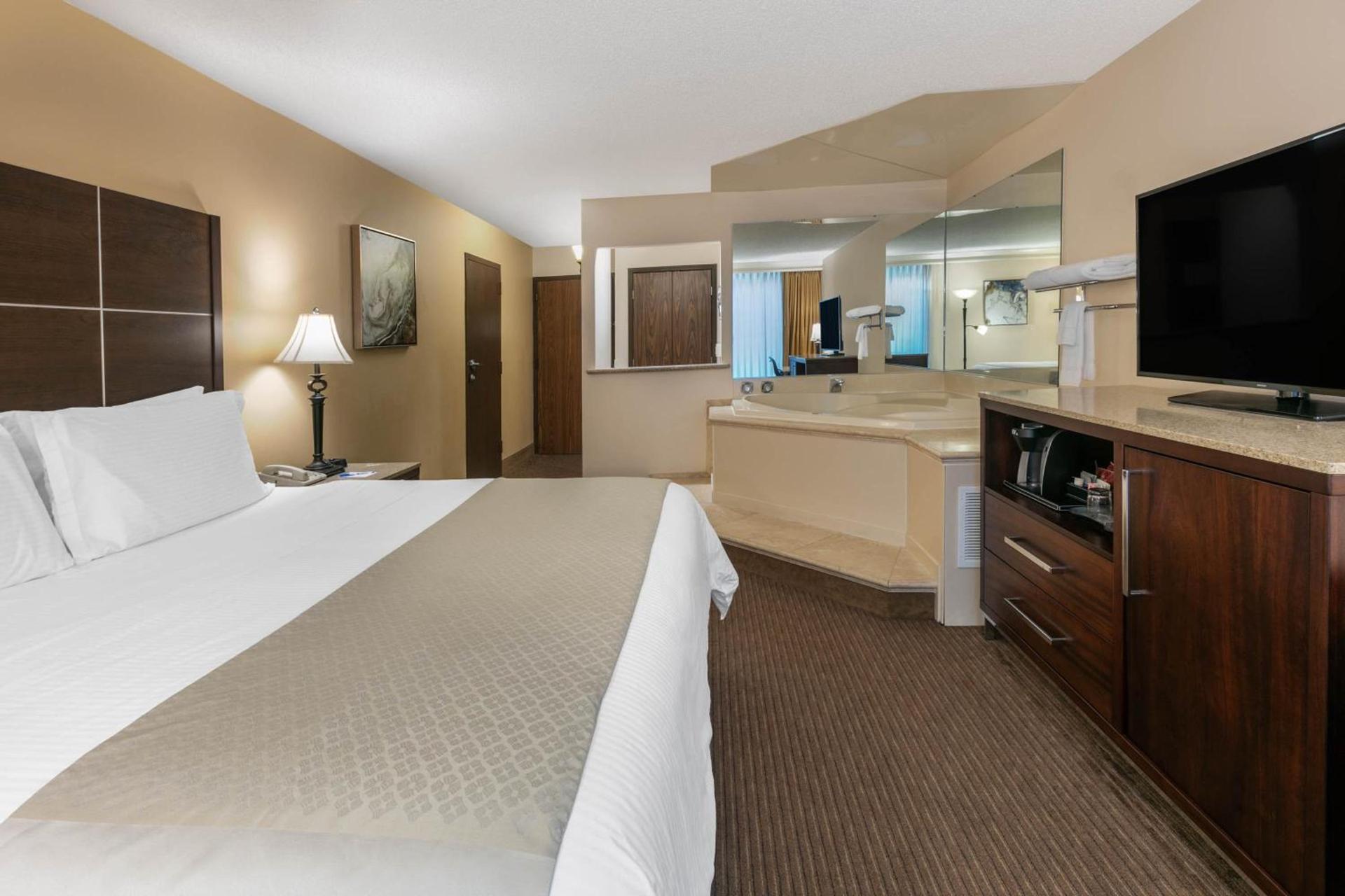 Wyndham Riverfront Hotel photo 71