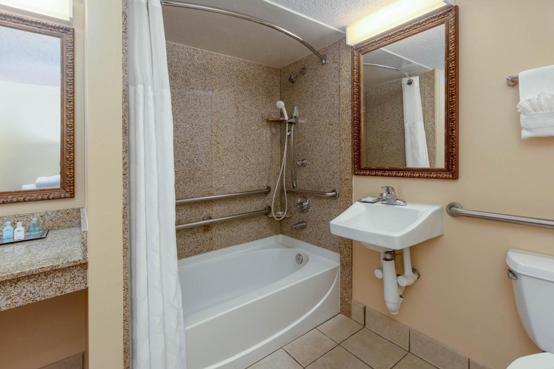 Wyndham Riverfront Hotel photo 70