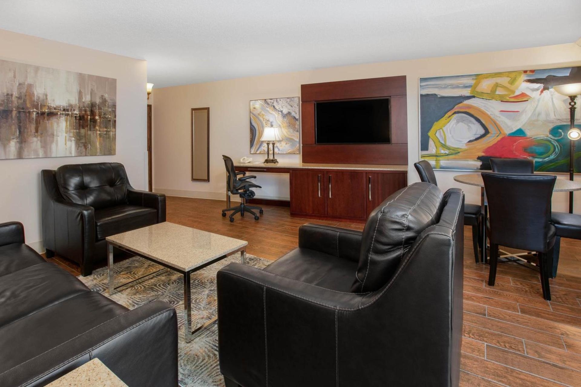 Wyndham Riverfront Hotel photo 76