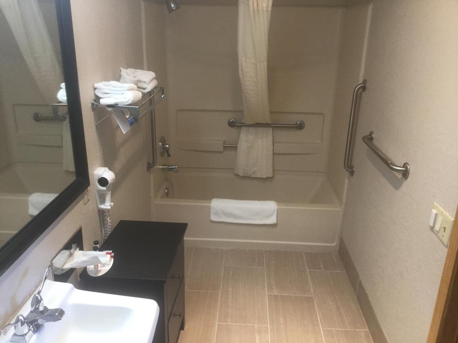 Baymont by Wyndham Cortez photo 40