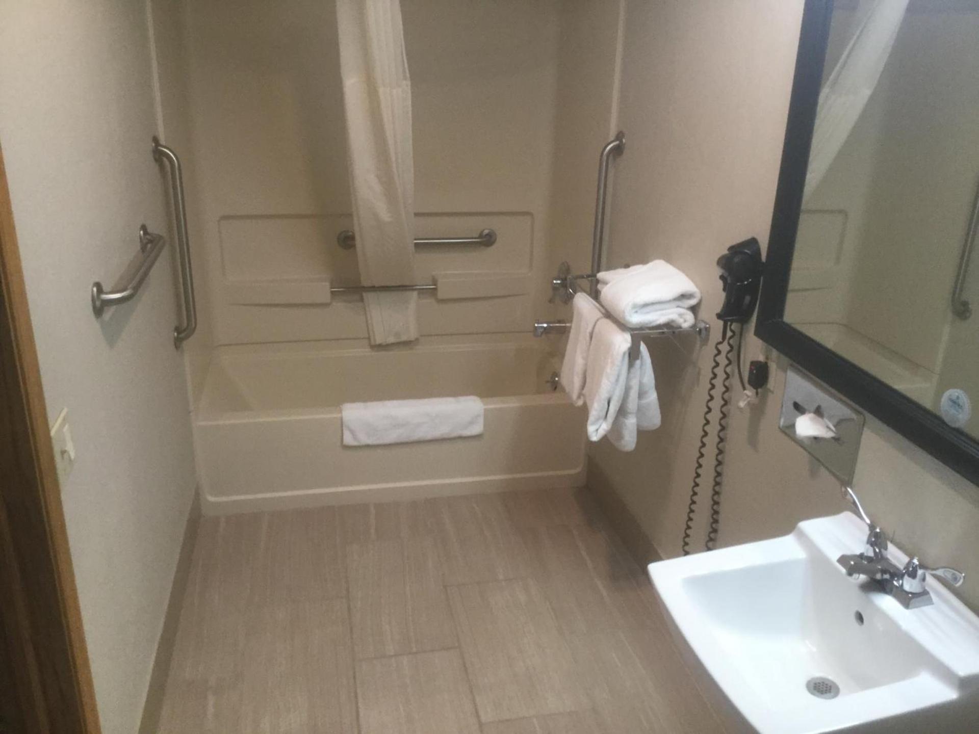 Baymont by Wyndham Cortez photo 38