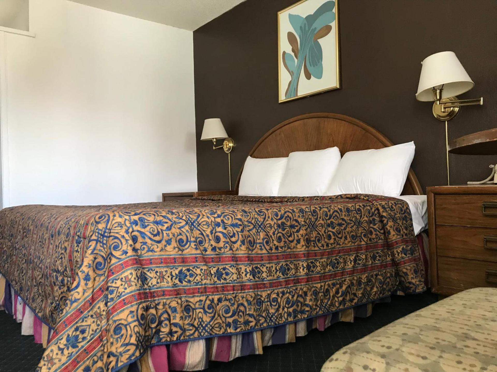 Economy Inn Barstow photo 37