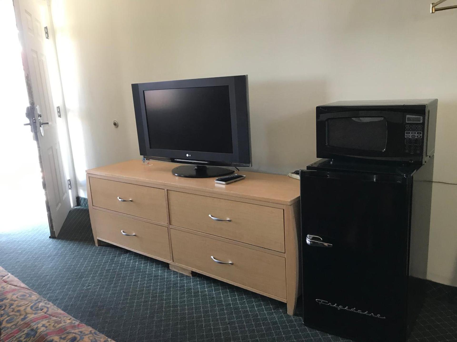 Economy Inn Barstow photo 39
