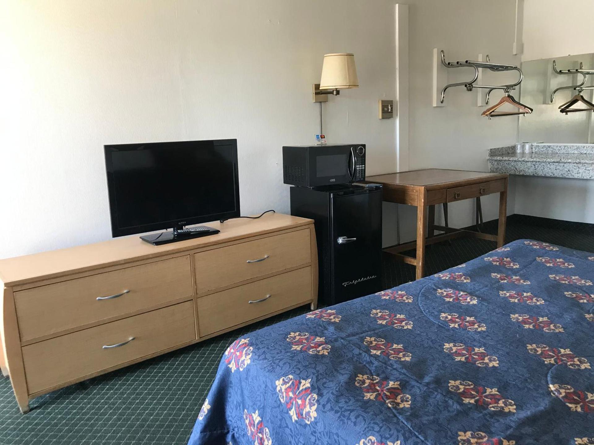 Economy Inn Barstow photo 24
