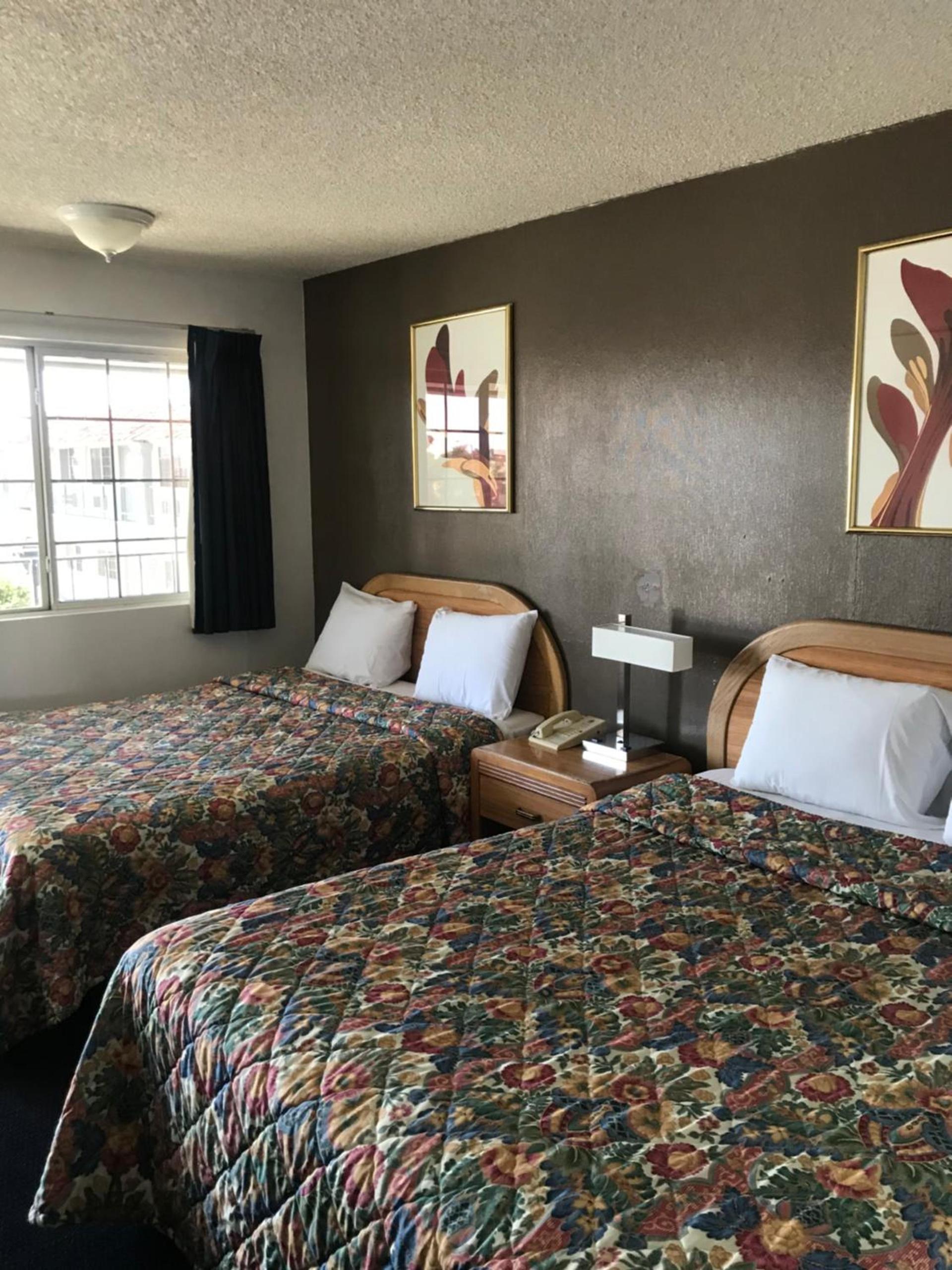 Economy Inn Barstow photo 26