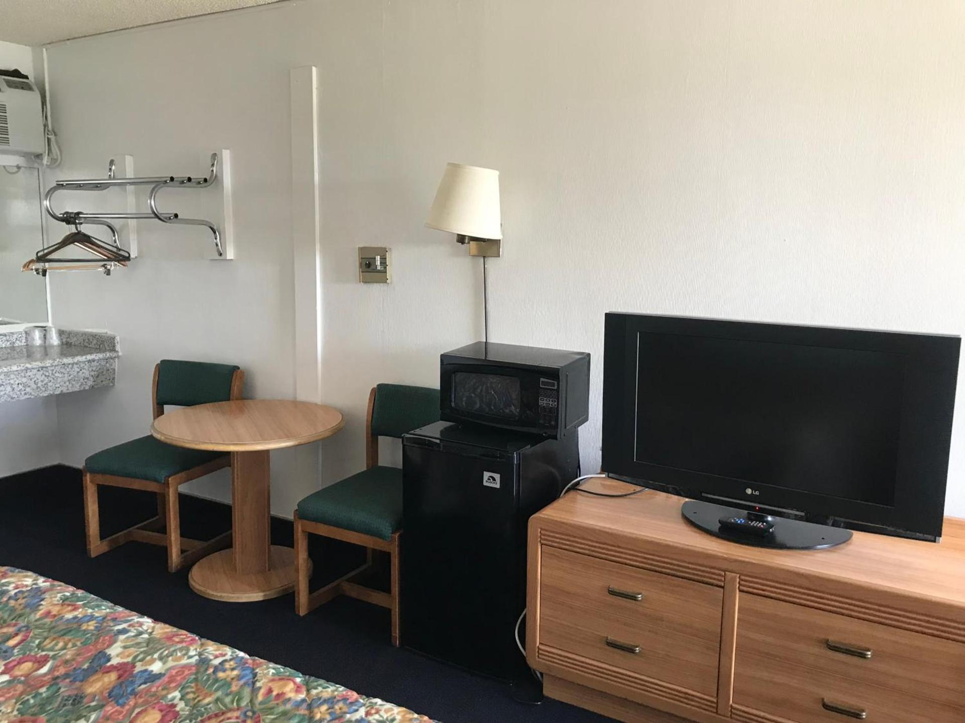 Economy Inn Barstow photo 27
