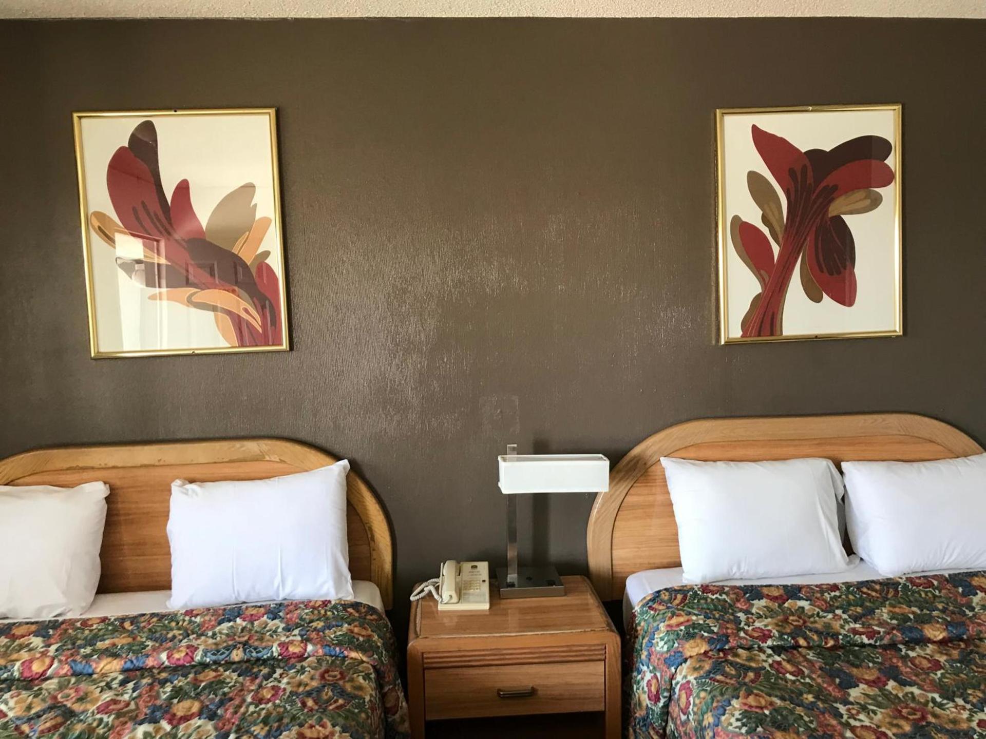Economy Inn Barstow photo 25