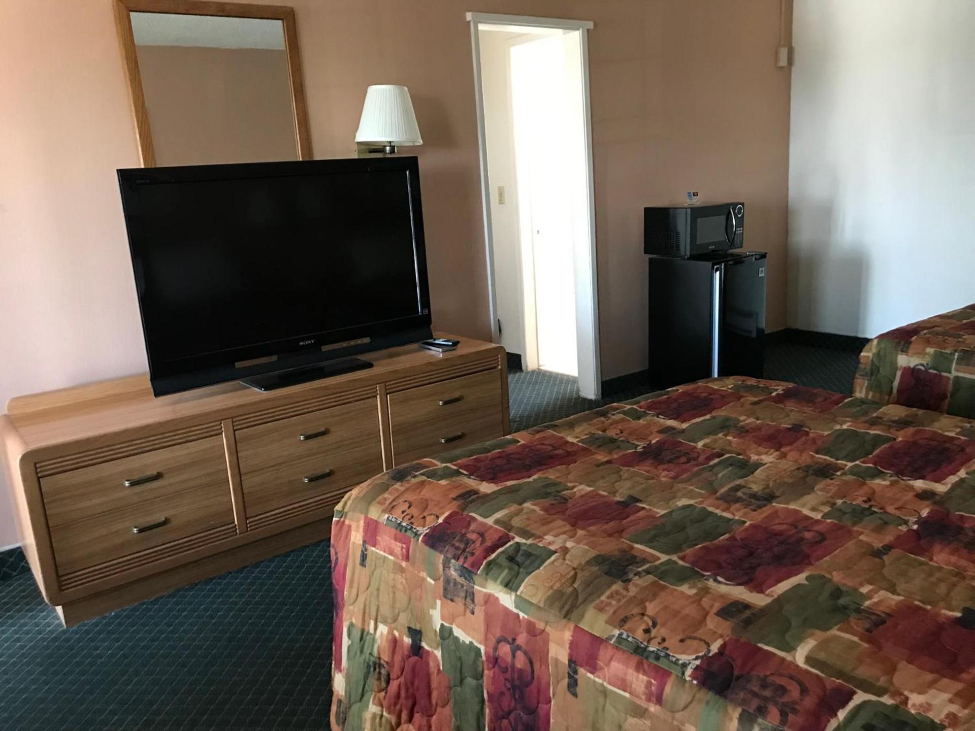 Economy Inn Barstow photo 34