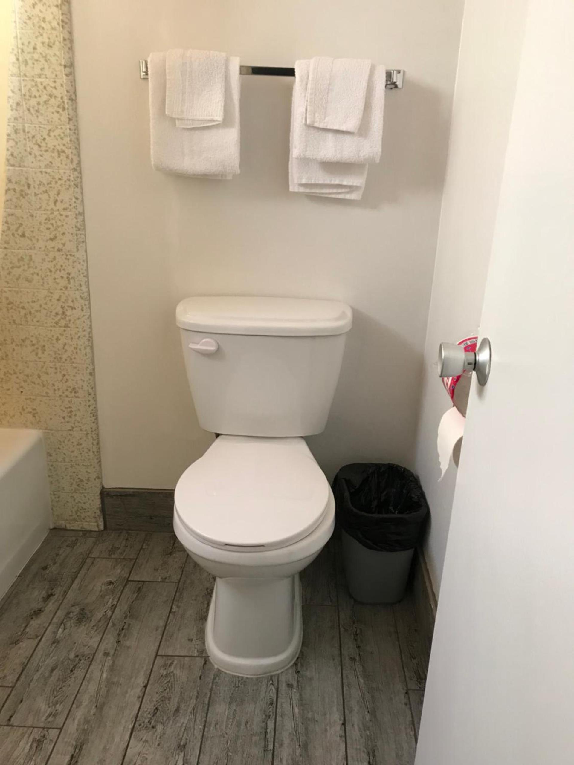 Economy Inn Barstow photo 44