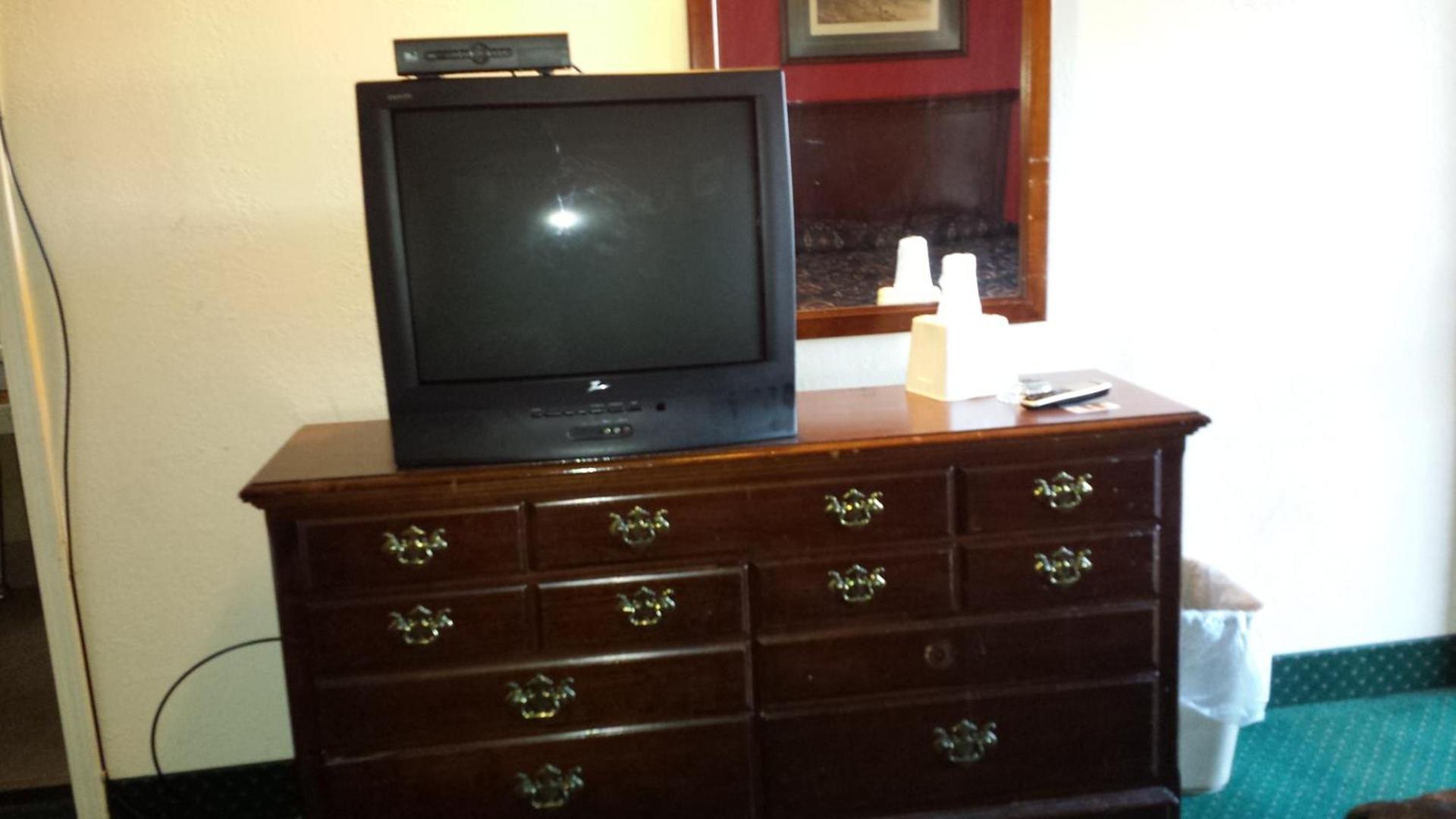 Hallmark Motel photo 17