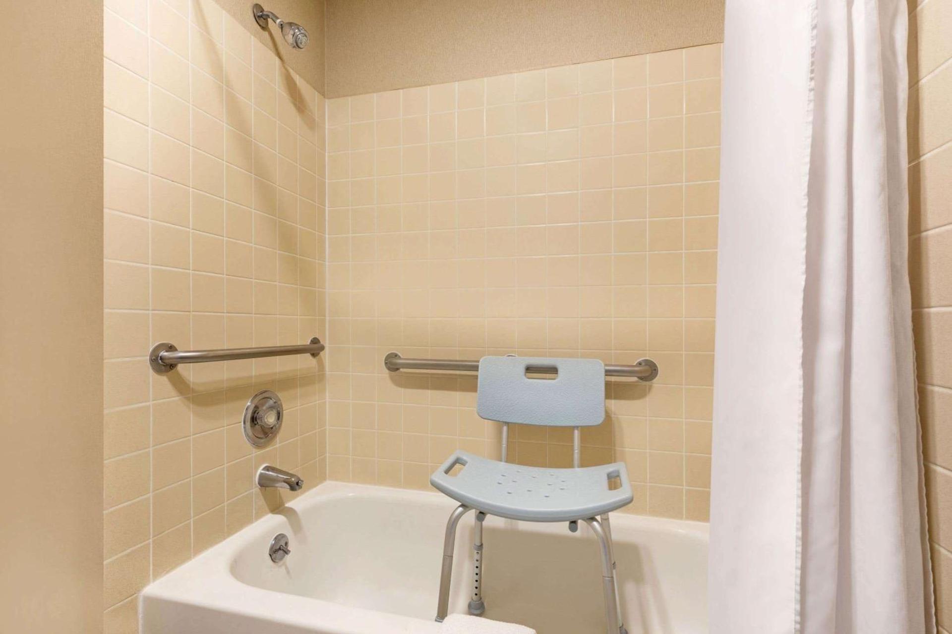 Days Inn by Wyndham Auburn photo 3