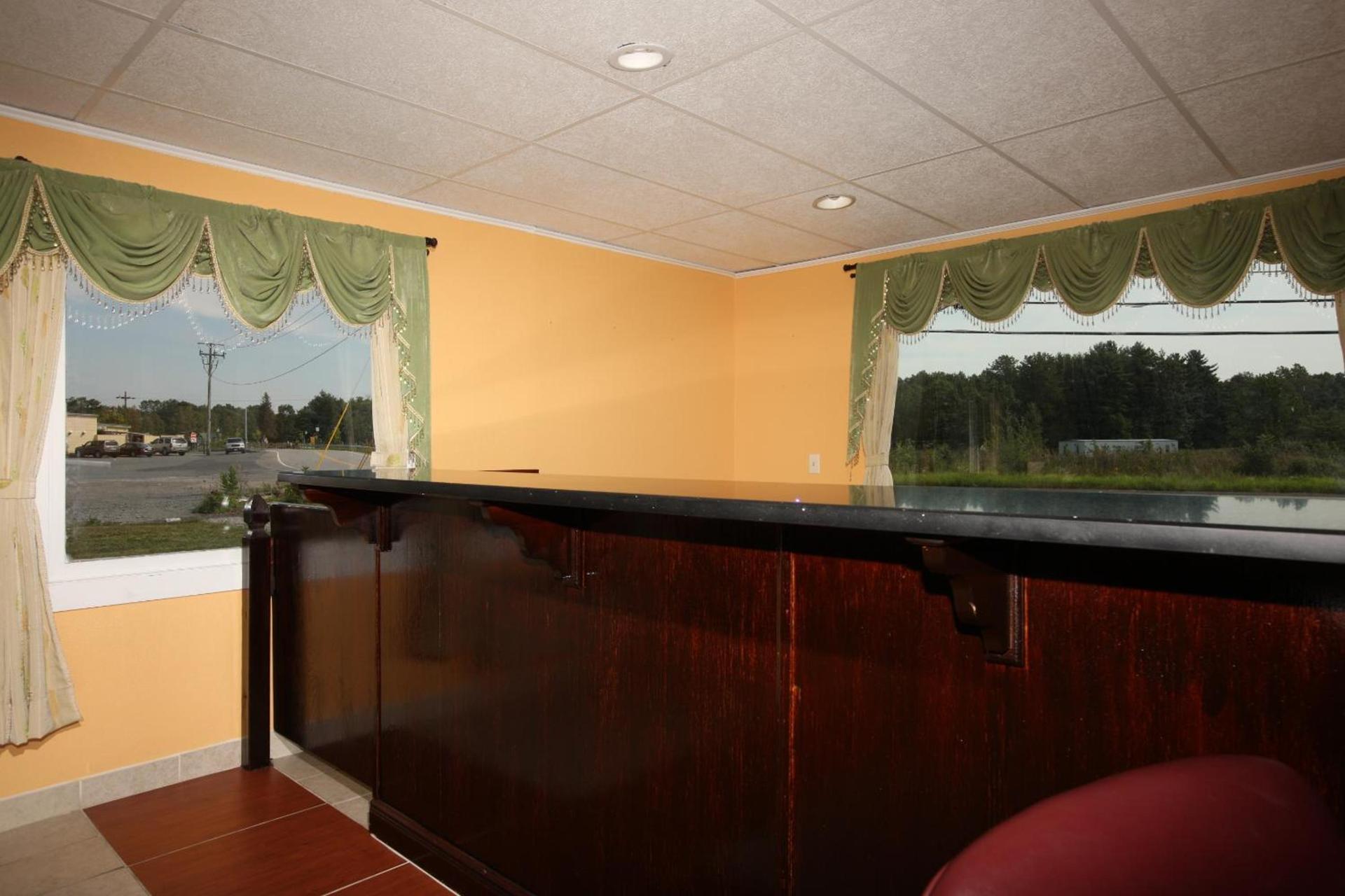 Days Inn by Wyndham Queensbury/Lake George photo 67
