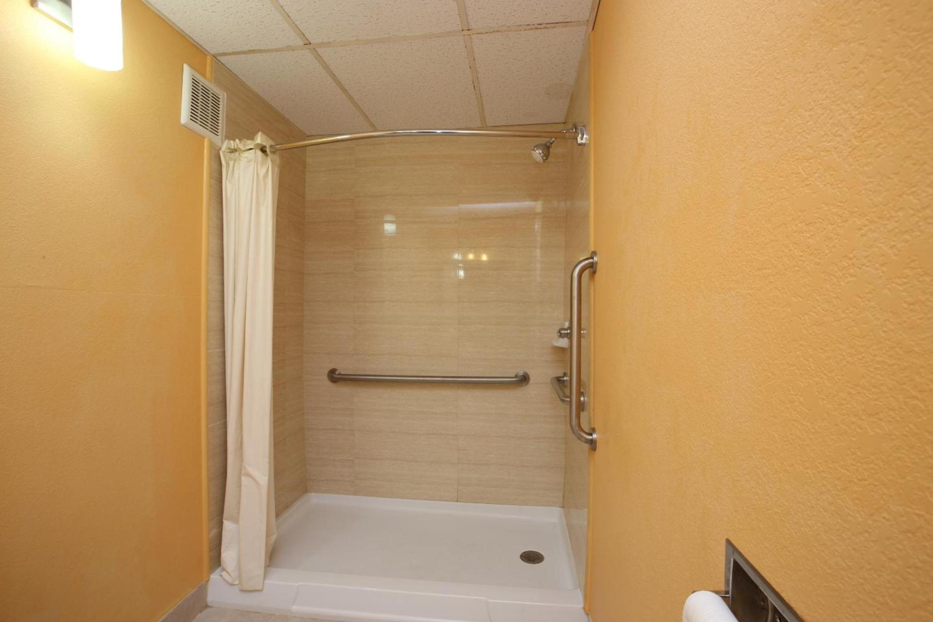 Days Inn by Wyndham Queensbury/Lake George photo 71
