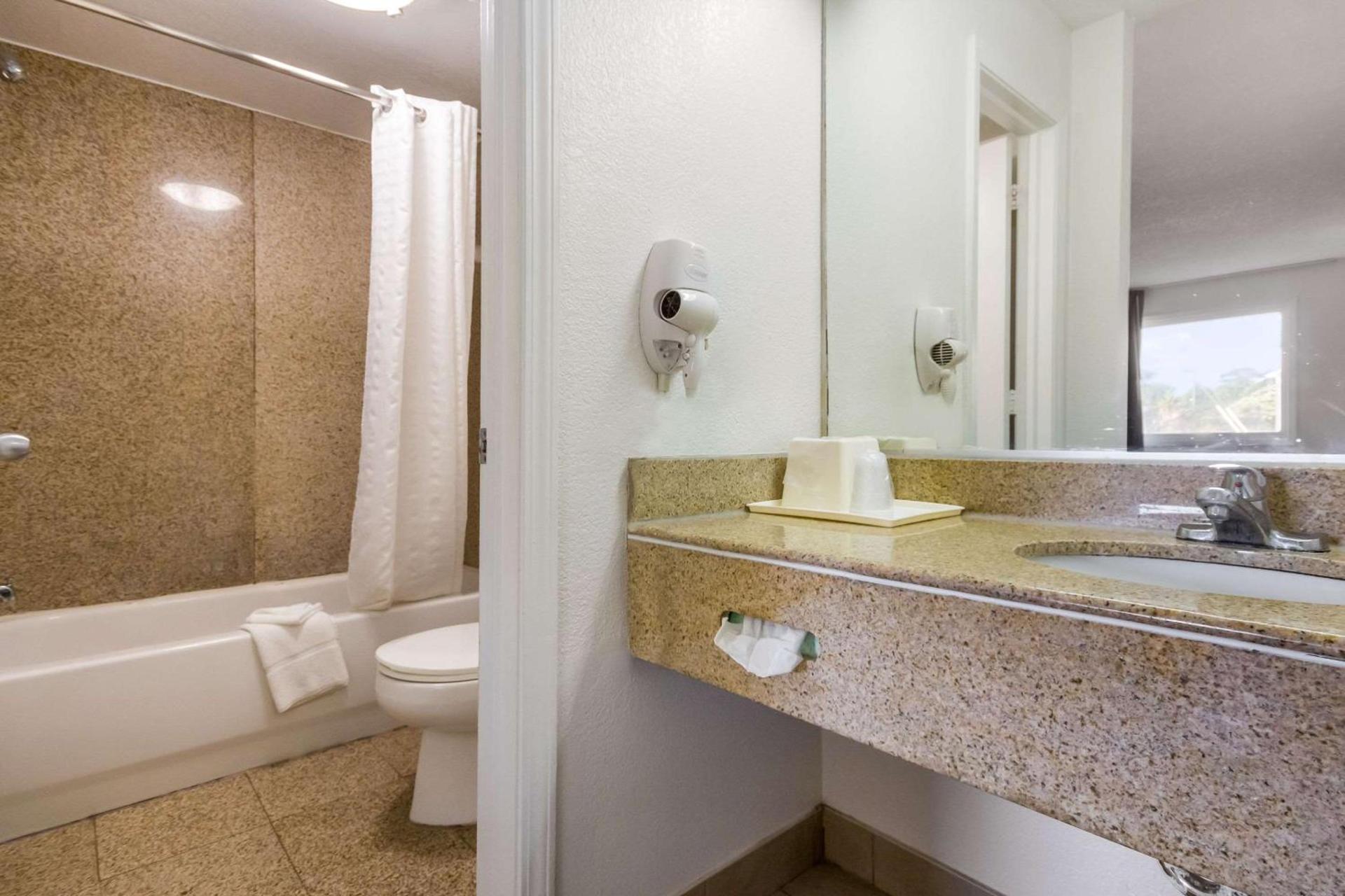 Econo Lodge Little Creek photo 4