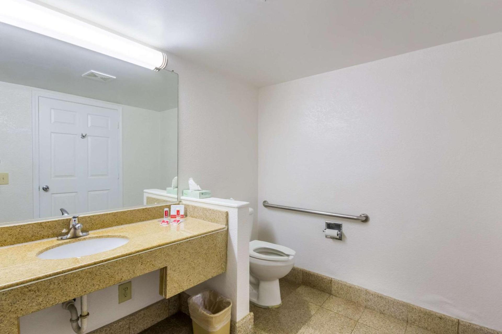 Econo Lodge Little Creek photo 7