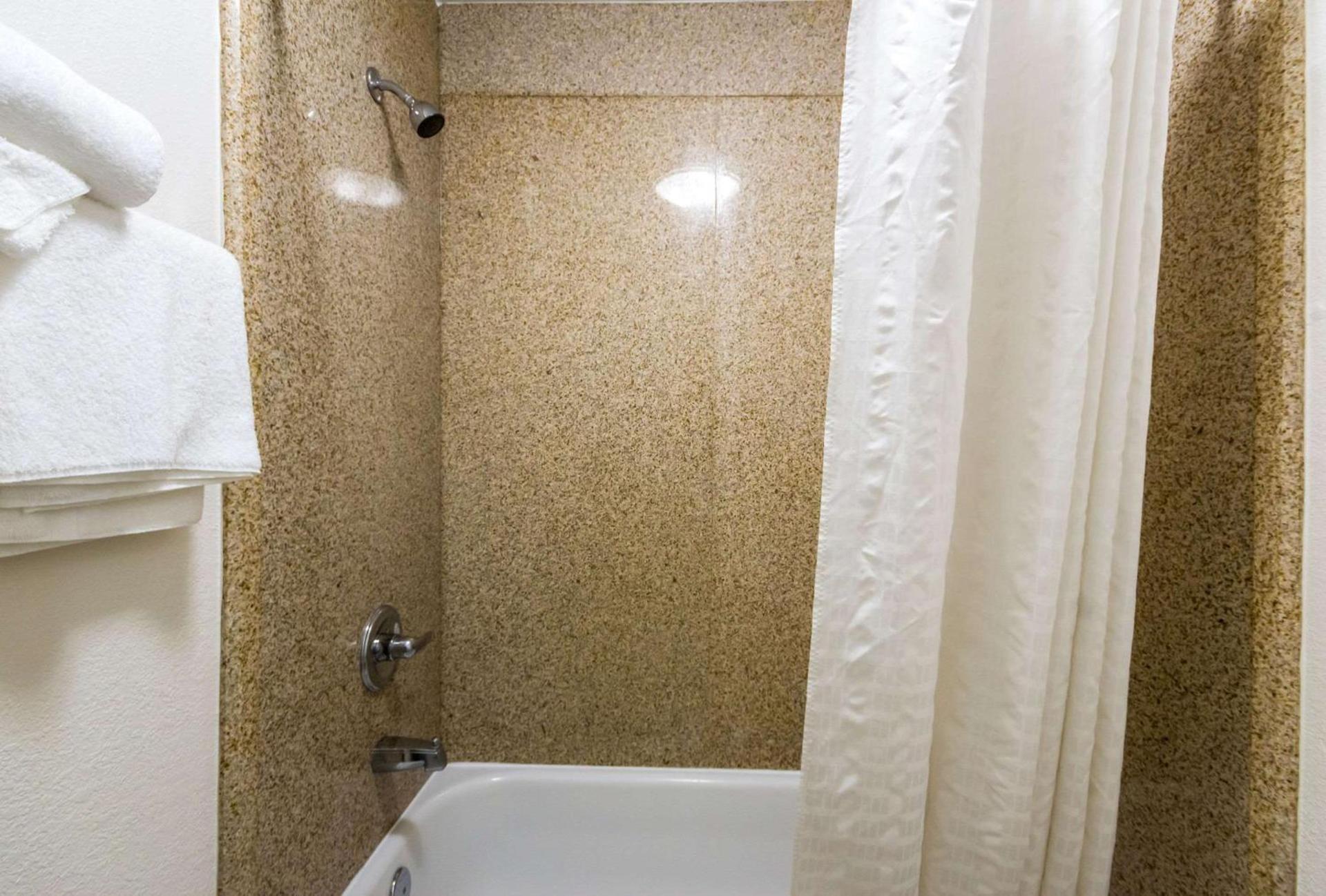 Econo Lodge Little Creek photo 11