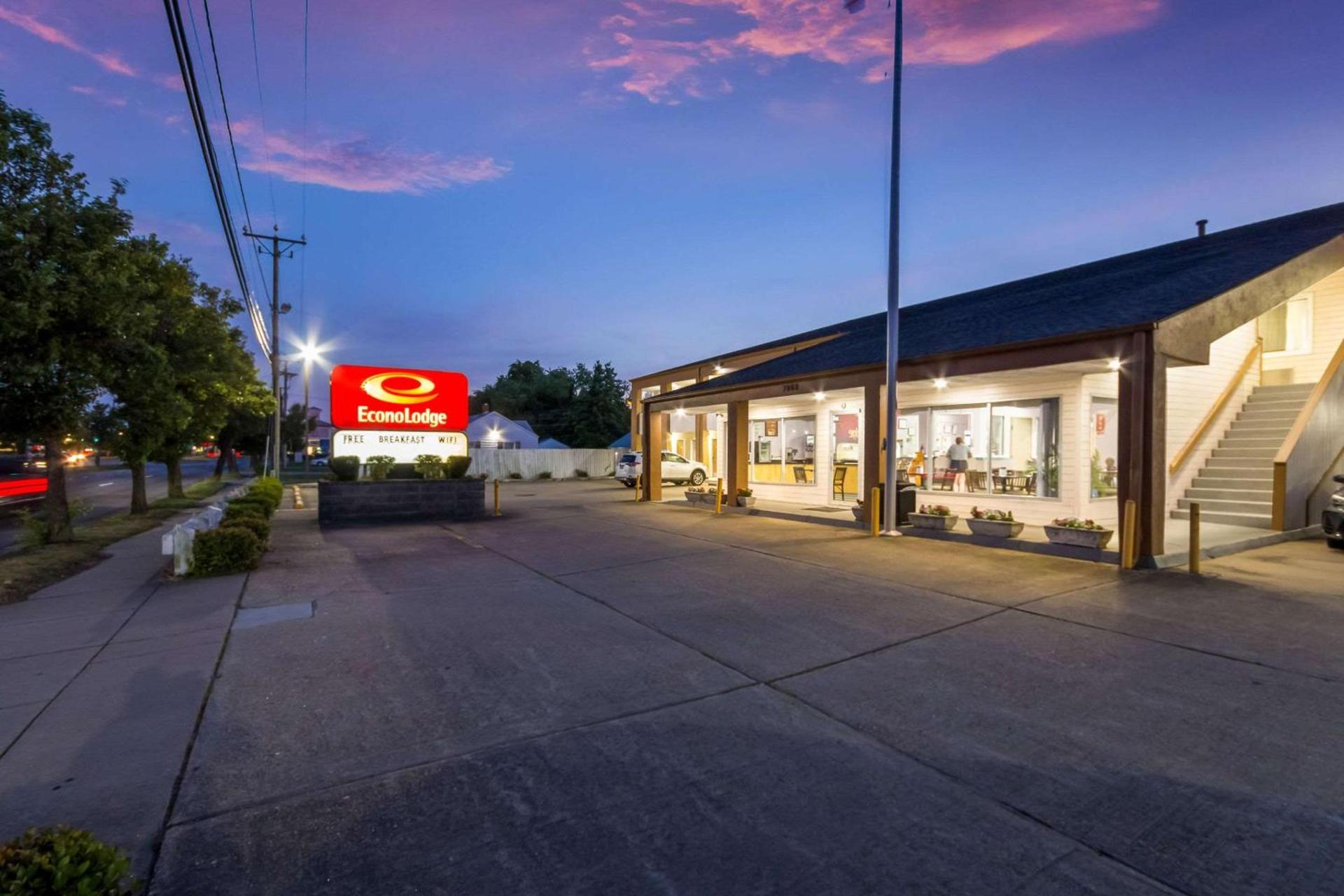Econo Lodge Little Creek photo 15