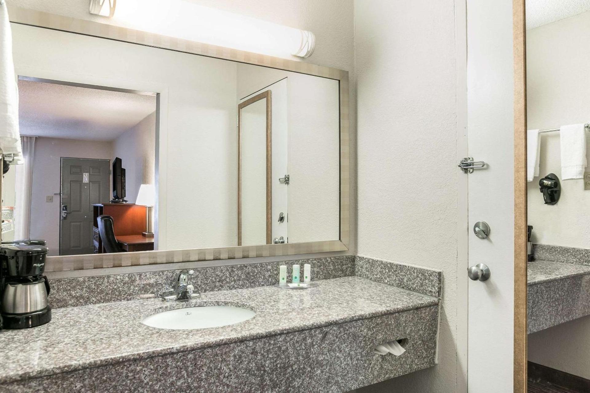 Quality Inn & Suites near Lake Eufaula photo 24