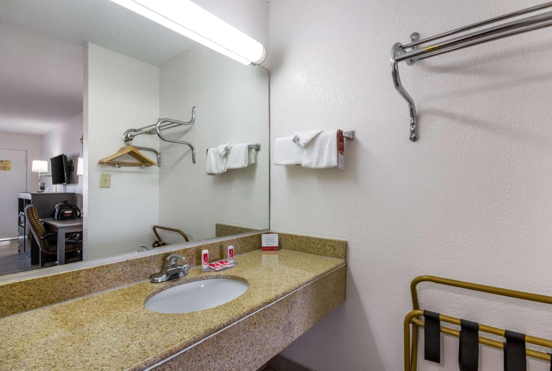 Econo Lodge Little Creek photo 19