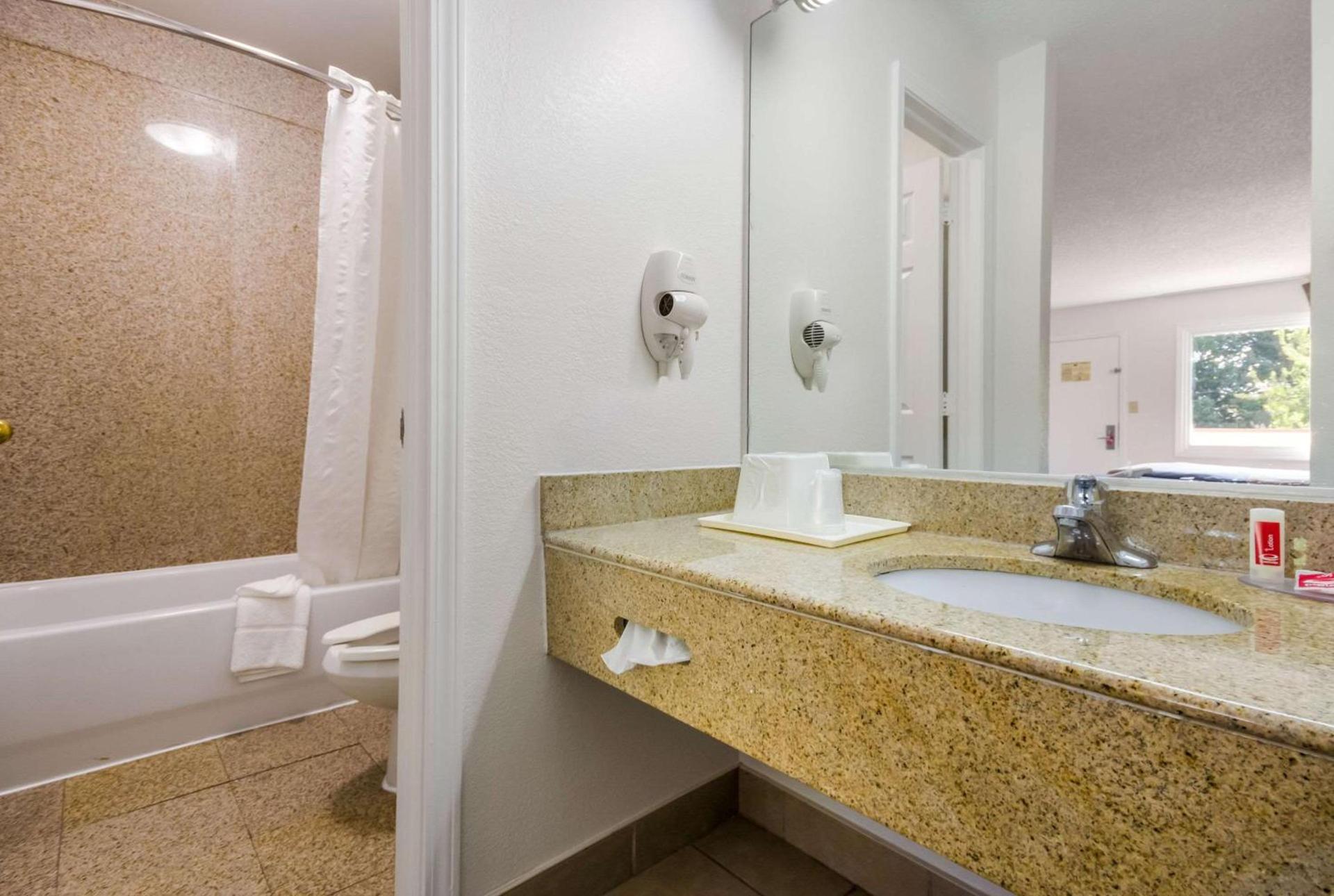 Econo Lodge Little Creek photo 25