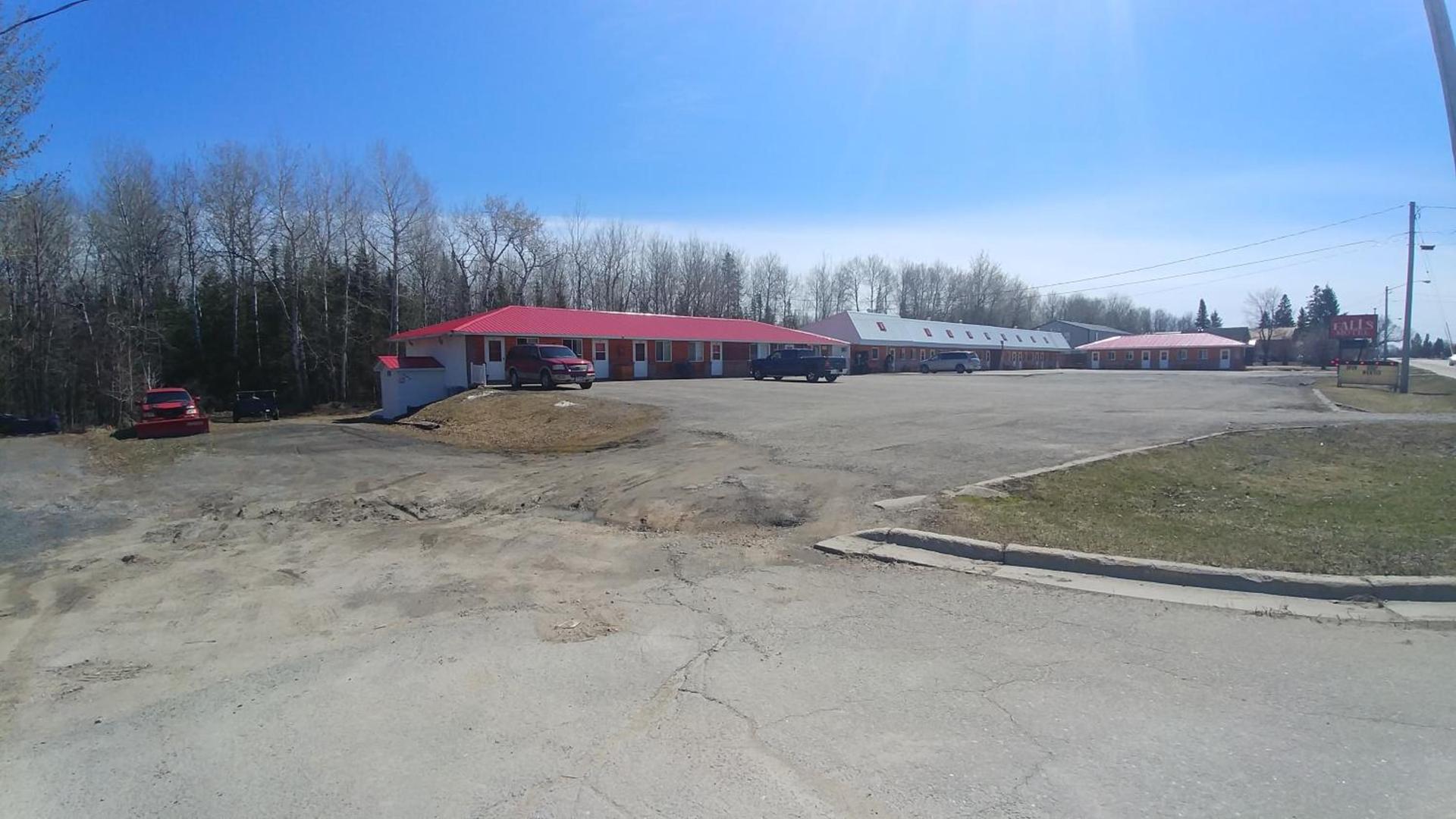 Falls Motel photo 27