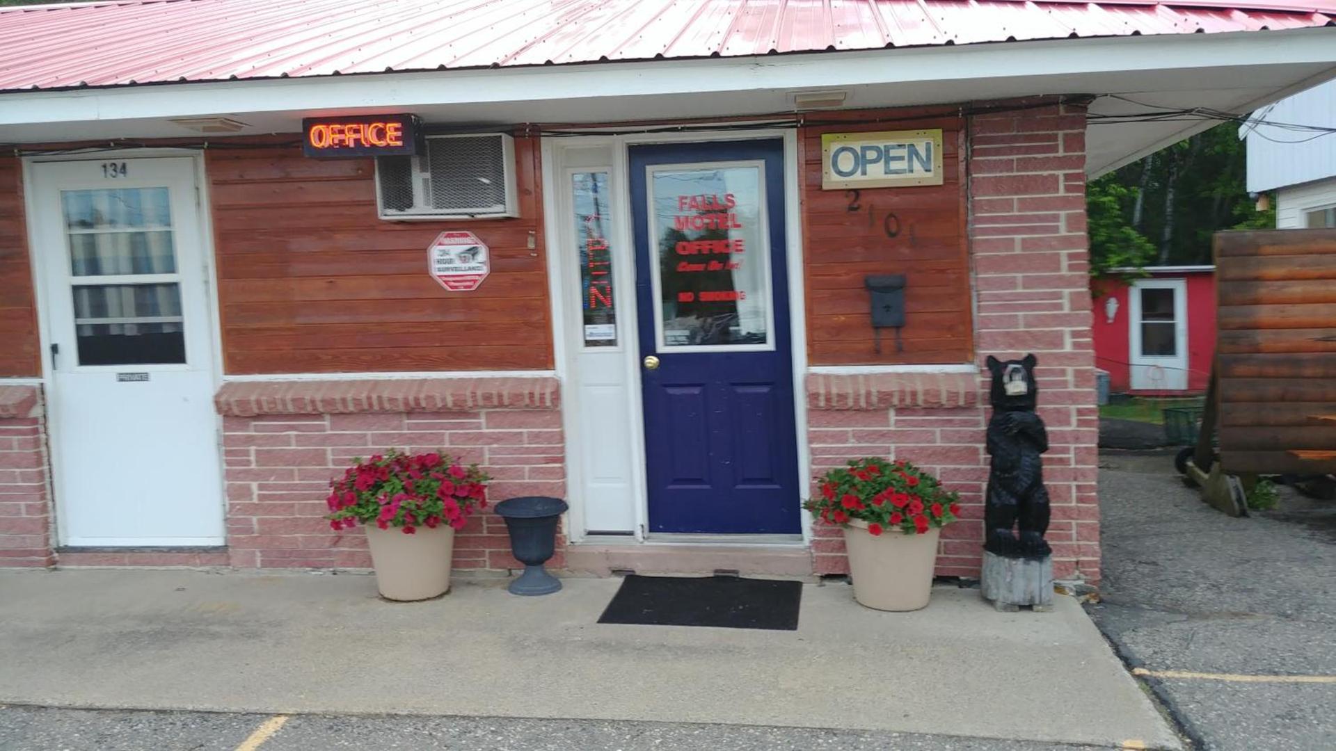 Falls Motel photo 12