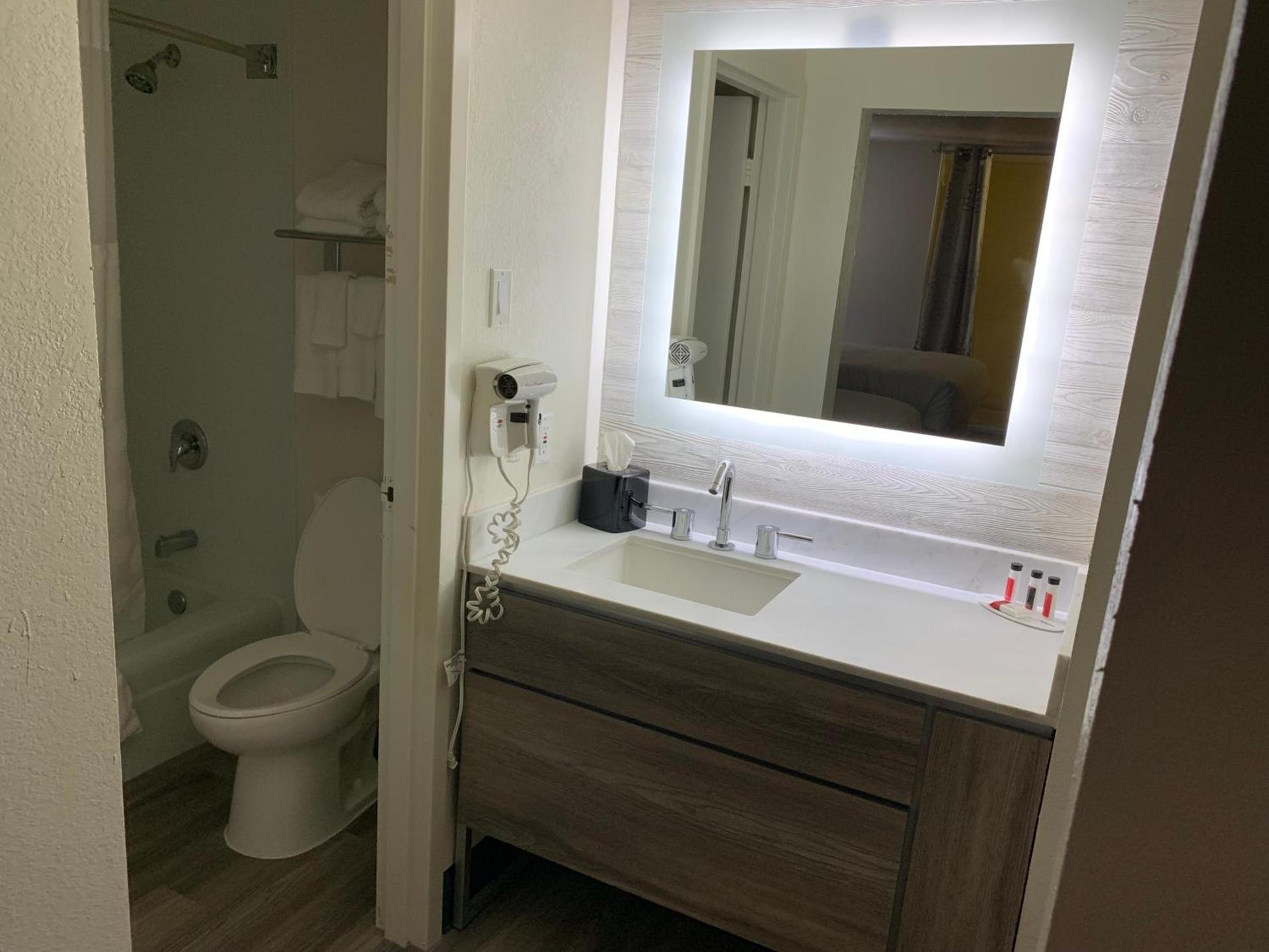 Ramada by Wyndham North Platte photo 52