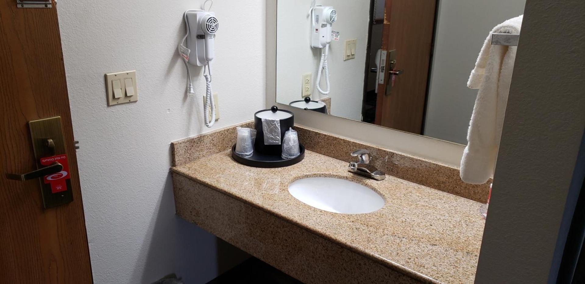 Econo Lodge Cedar Rapids South photo 26