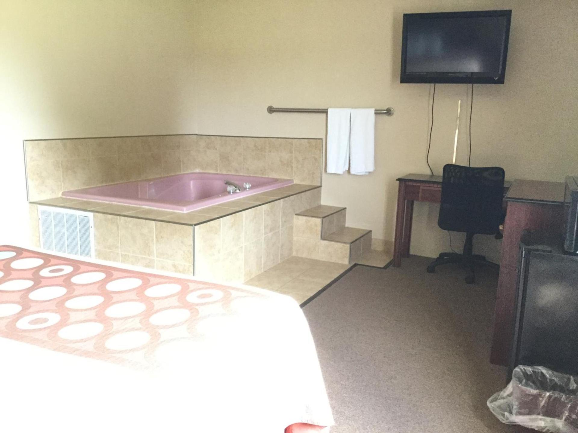 Super 8 by Wyndham Imlay City photo 13