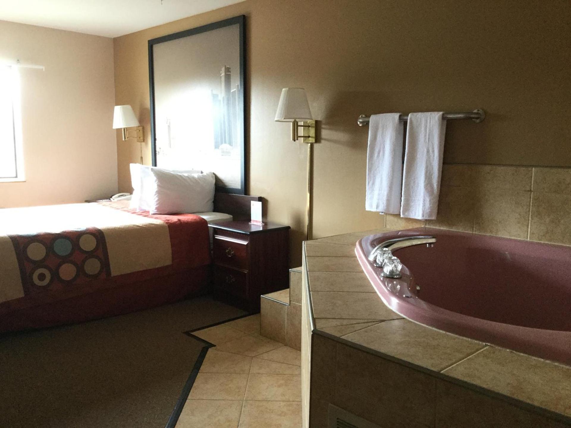 Super 8 by Wyndham Imlay City photo 9