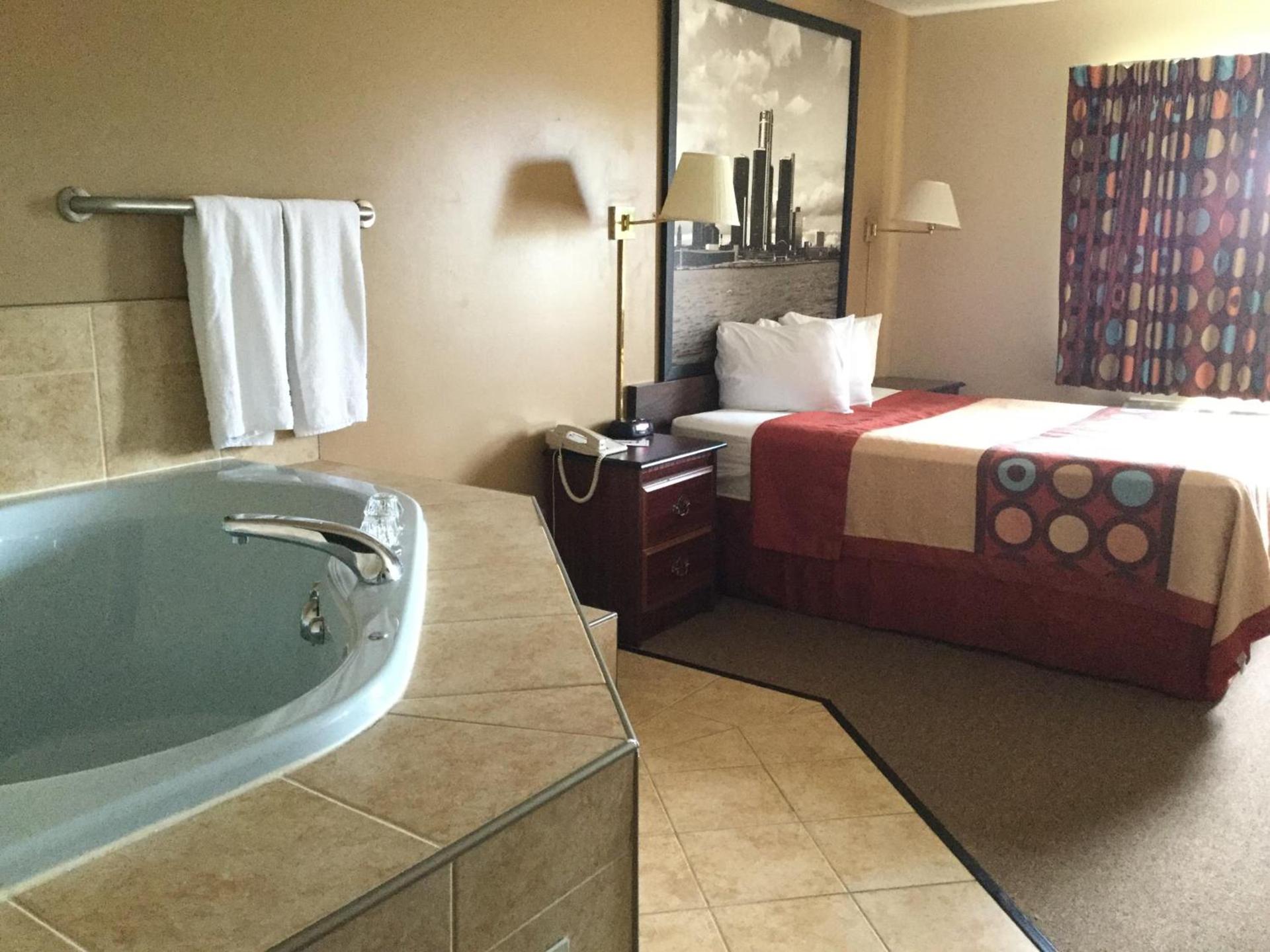 Super 8 by Wyndham Imlay City photo 6