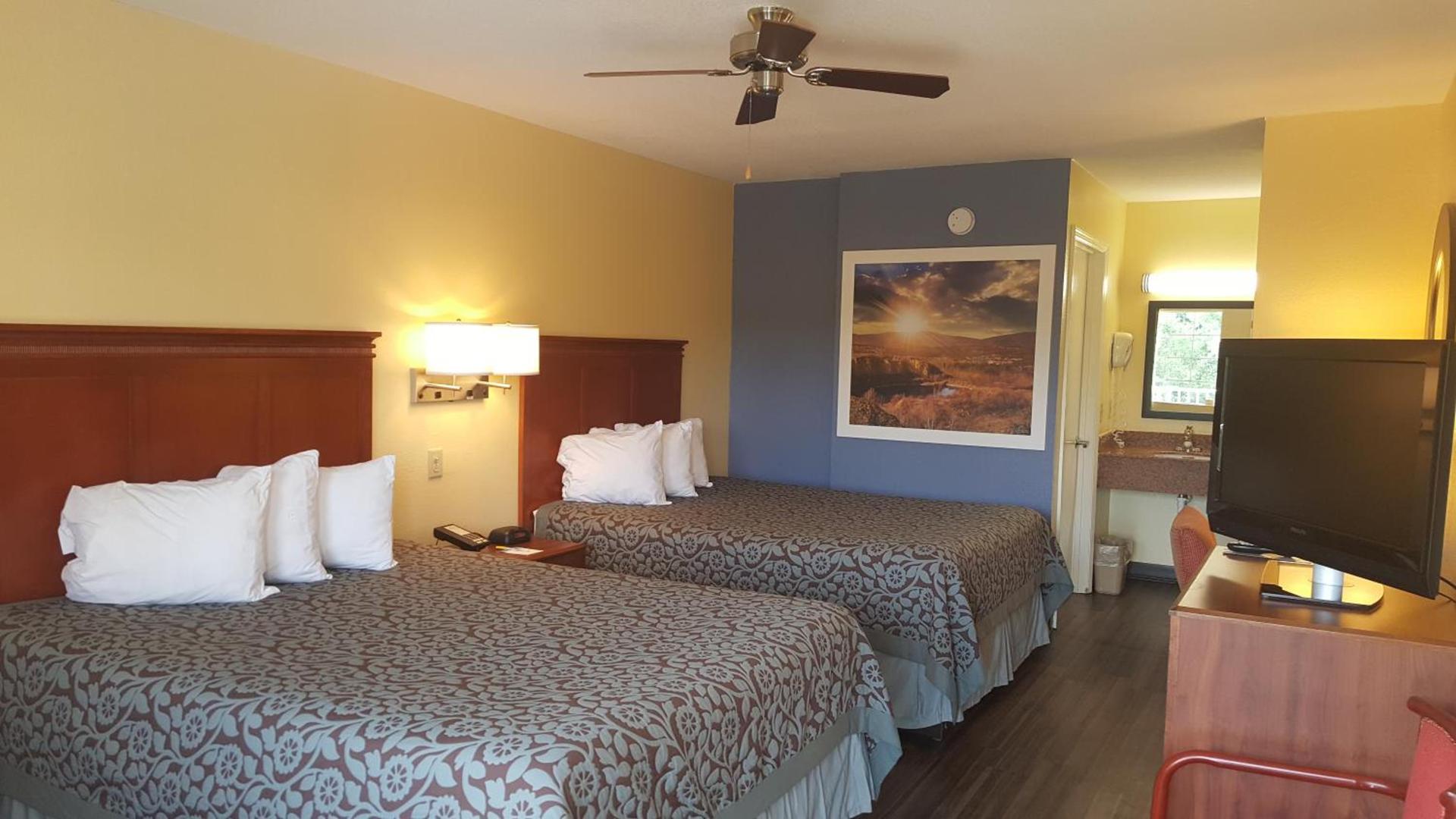 Days Inn by Wyndham Trenton photo 28