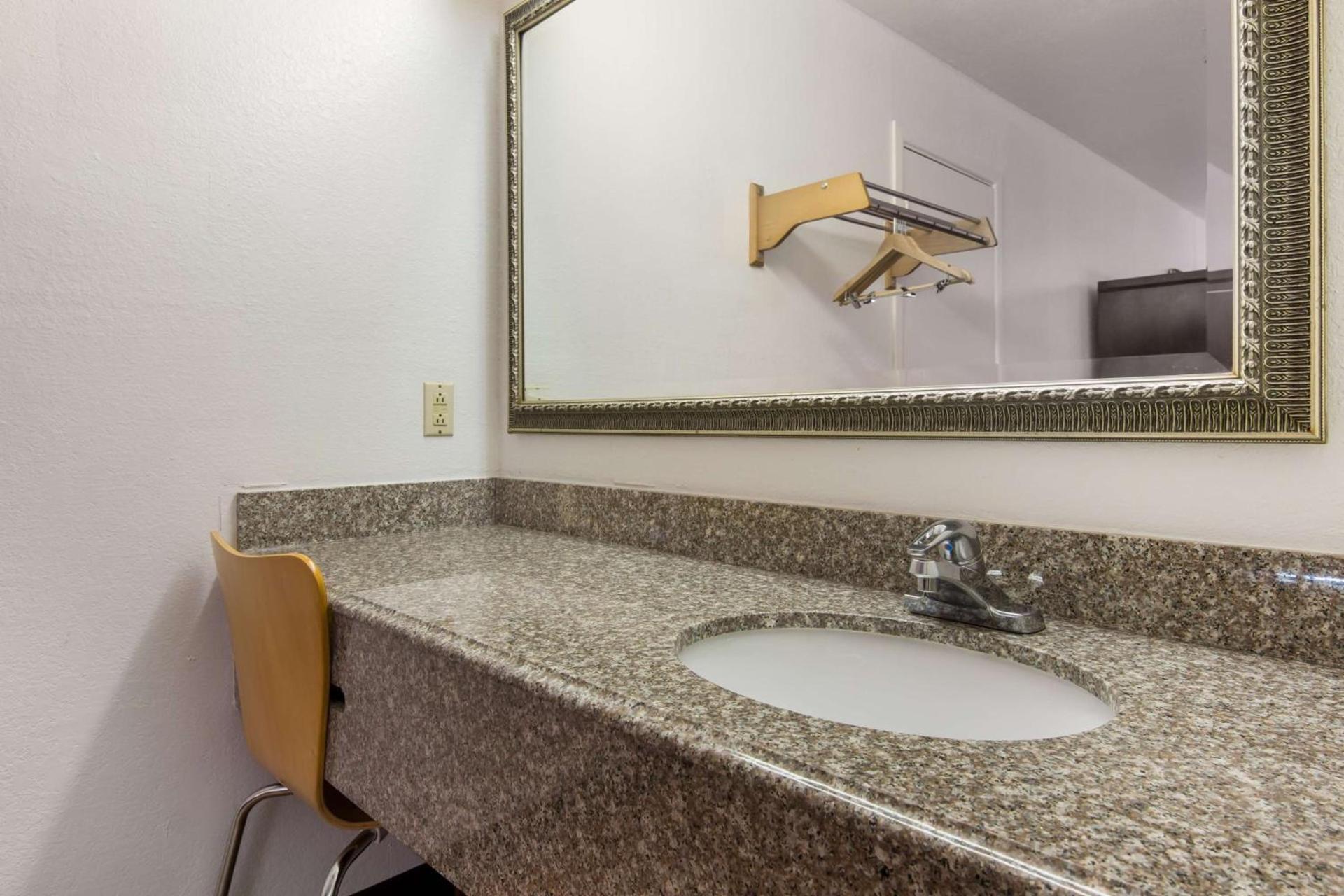 Motel 6-Atlanta, TX photo 12